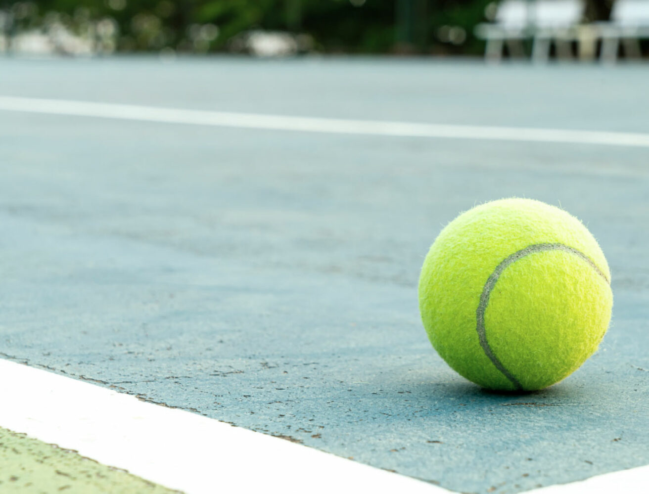 Теннисный мяч на корте. Два теннисных мяча на столе. Блуд и теннисный мяч. Теннисные мячи юмор.